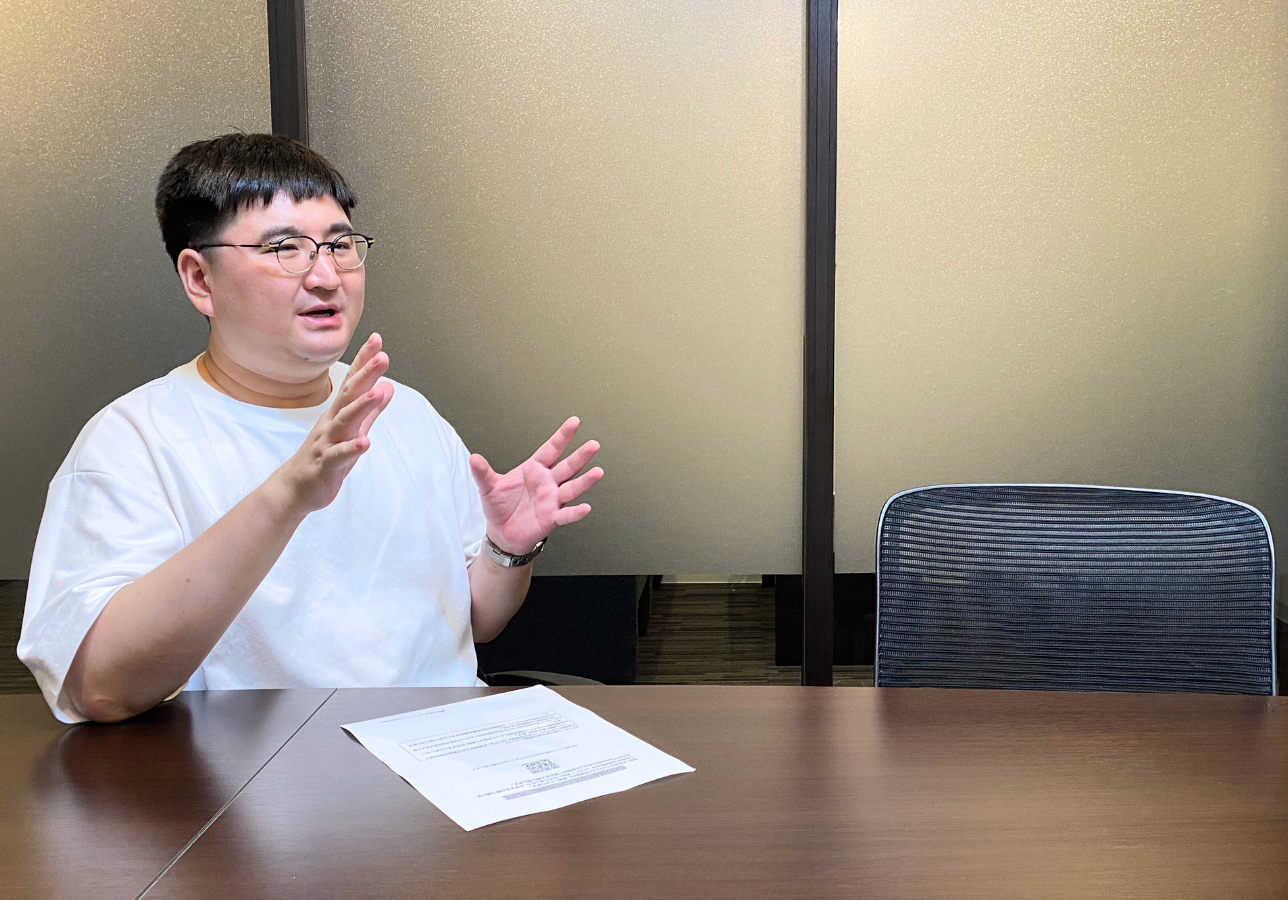 永住権取得までの経緯を話すR様