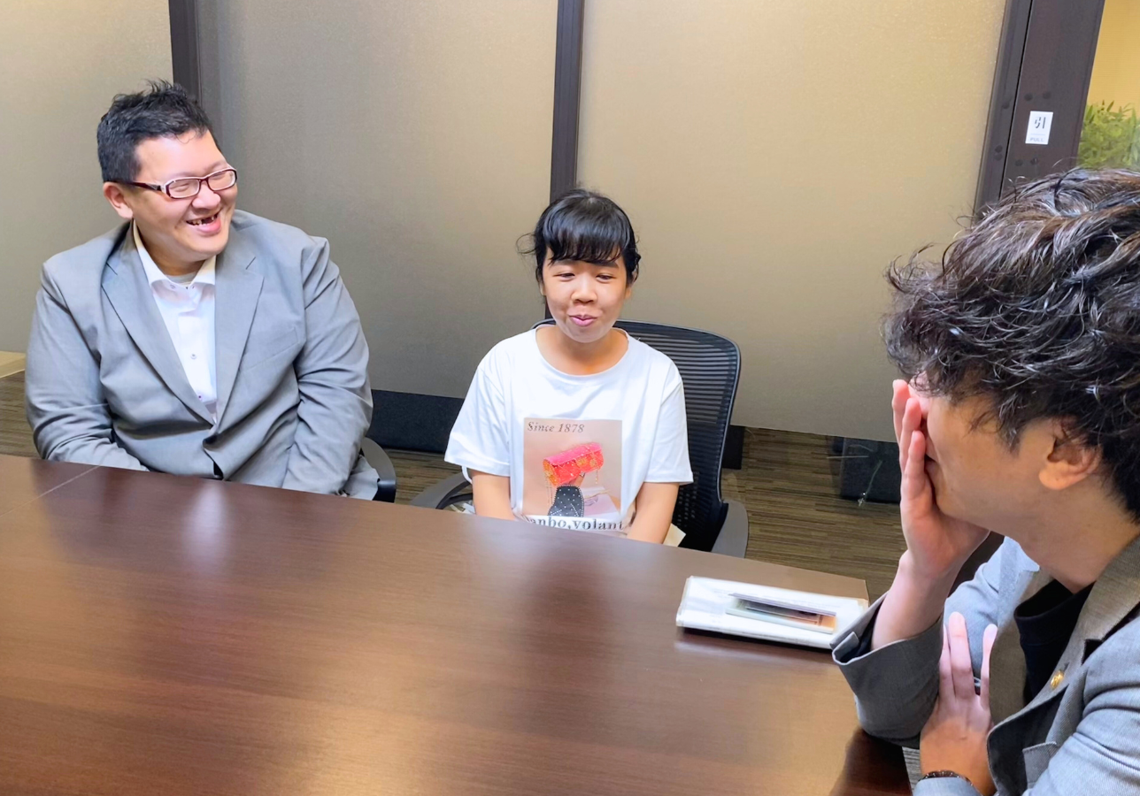 笑顔で話すS様と山中
